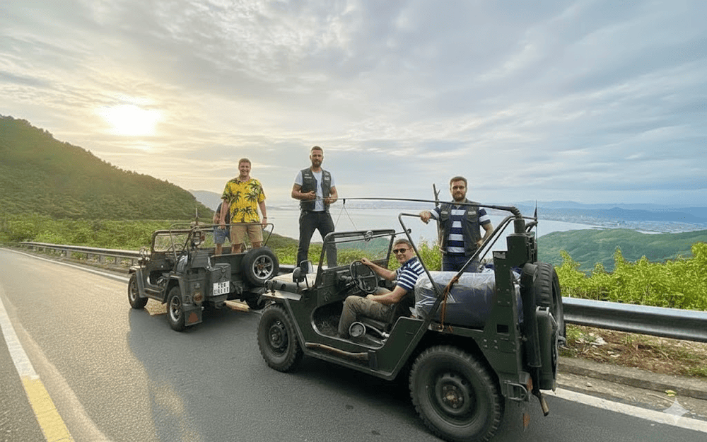 Tour xe Jeep là lựa chọn phù hợp với các gia đình hoặc nhóm bạn khi chinh phục đèo Hải Vân